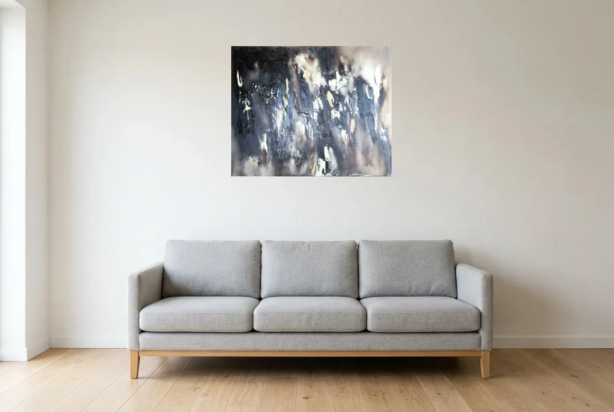 Tableau Abstrait Noir 199 “Fusion”, peinture originale à l'huile par Régine Gardan, 80 × 65 cm, tableau noir accroché dans un salon