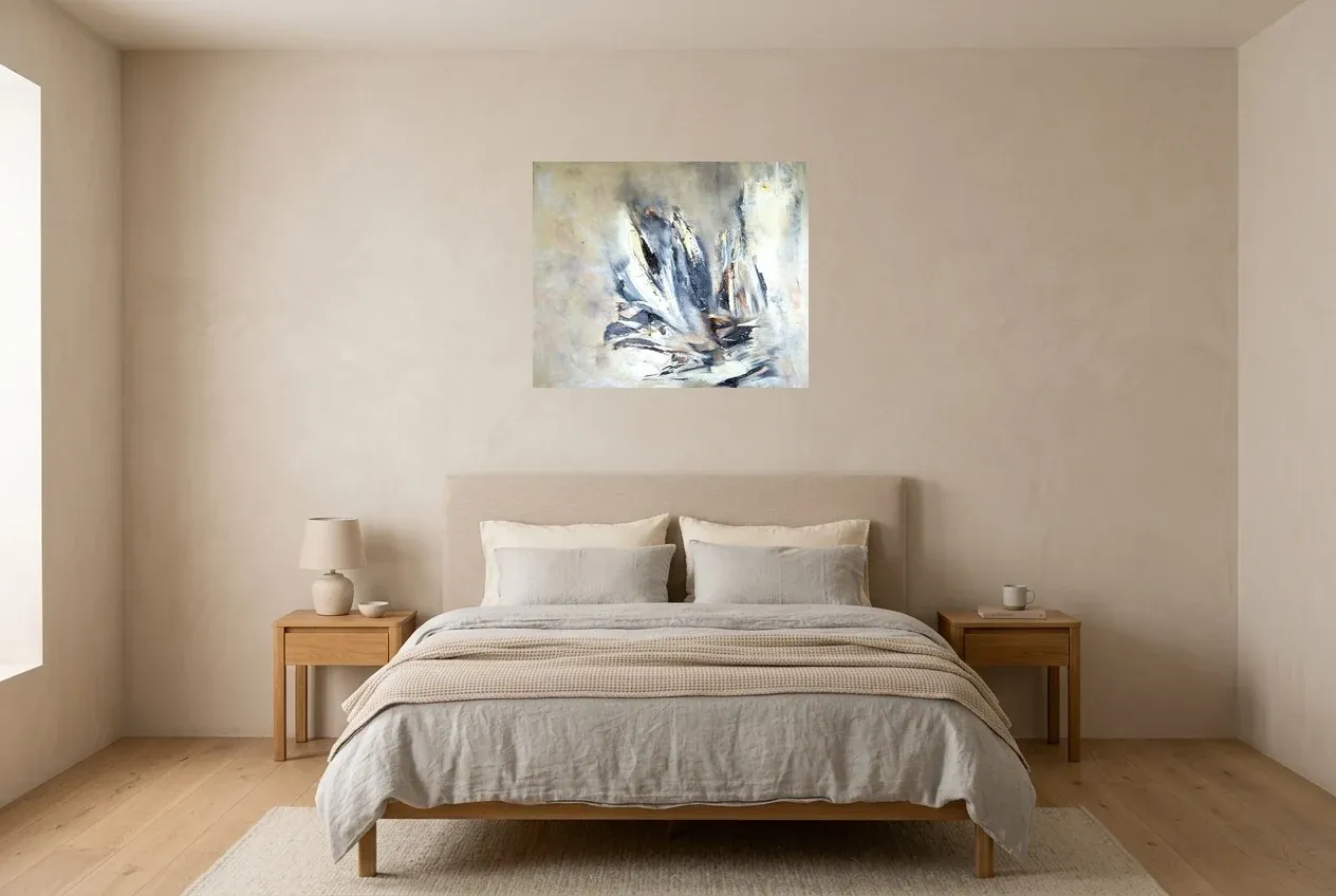 Tableau Abstrait Noir 200 “Liberté”, peinture originale à l'huile par Régine Gardan, 73 × 60 cm, tableau noir accroché dans une chambre