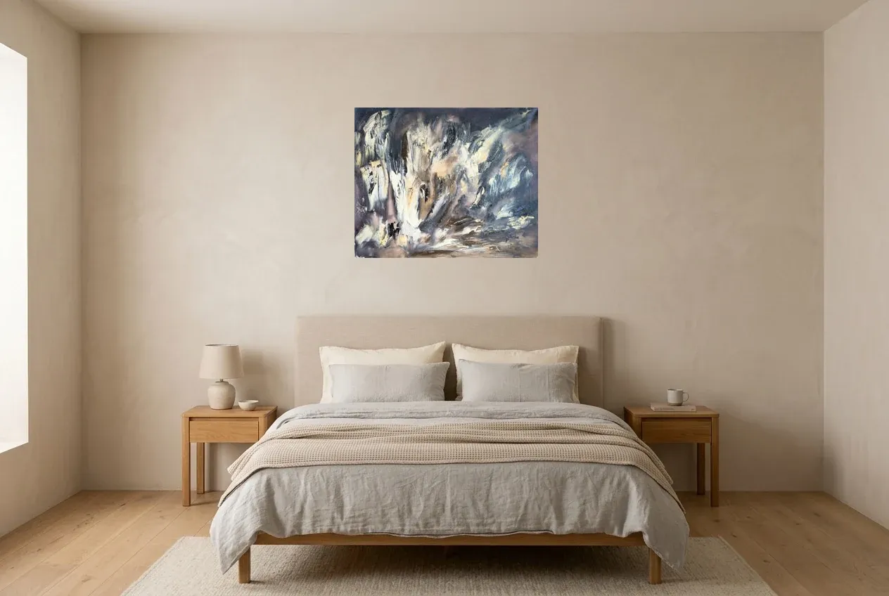 Tableau Abstrait Noir 231 “Émergence”, peinture originale à l'huile par Régine Gardan, 73 × 60 cm, tableau noir accroché dans une chambre