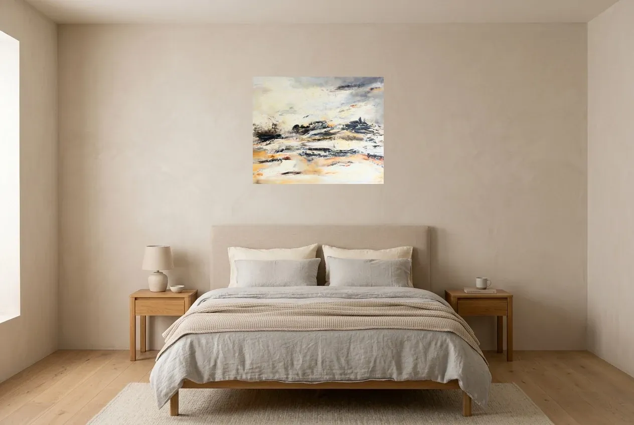 Tableau Abstrait Noir 232 “Pyrénées”, peinture originale à l'huile par Régine Gardan, 73 × 60 cm, tableau noir accroché dans une chambre