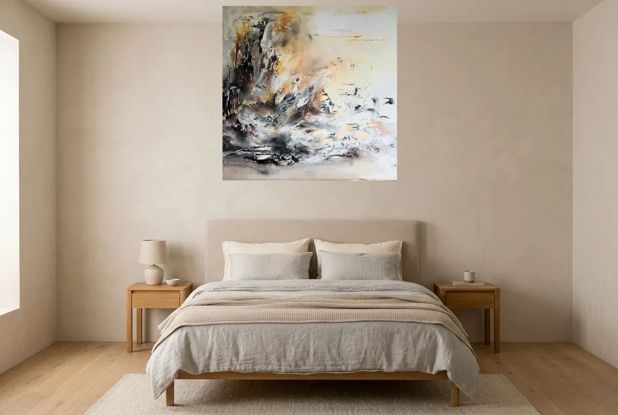 Tableau Abstrait Jaune 240 “Ambition”, peinture originale à l'huile par Régine Gardan, 100 × 100 cm, tableau jaune accroché dans une chambre