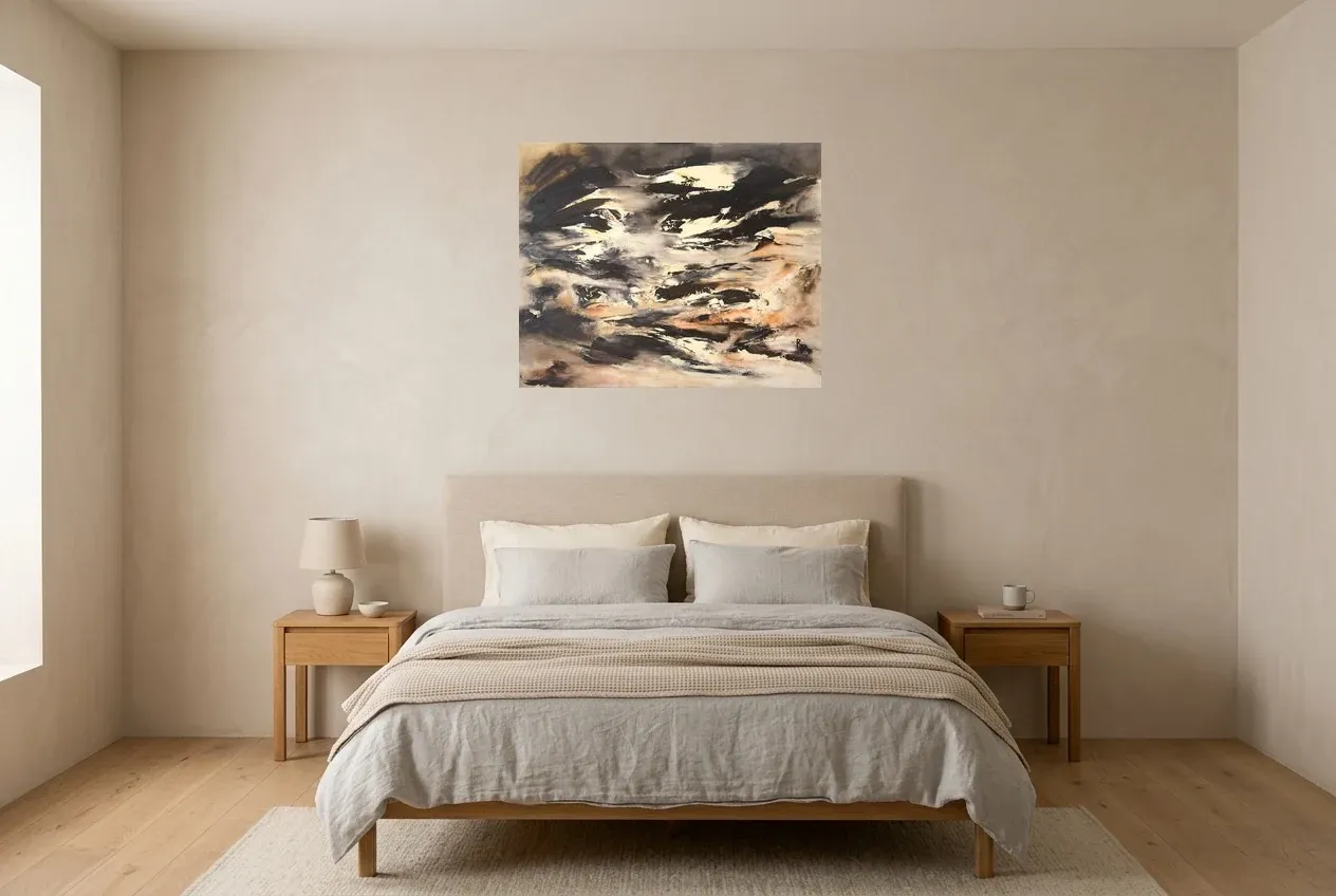 Tableau Abstrait Noir 52 “Ascension”, peinture originale à l'huile par Régine Gardan, 80 × 65 cm, tableau noir accroché dans une chambre