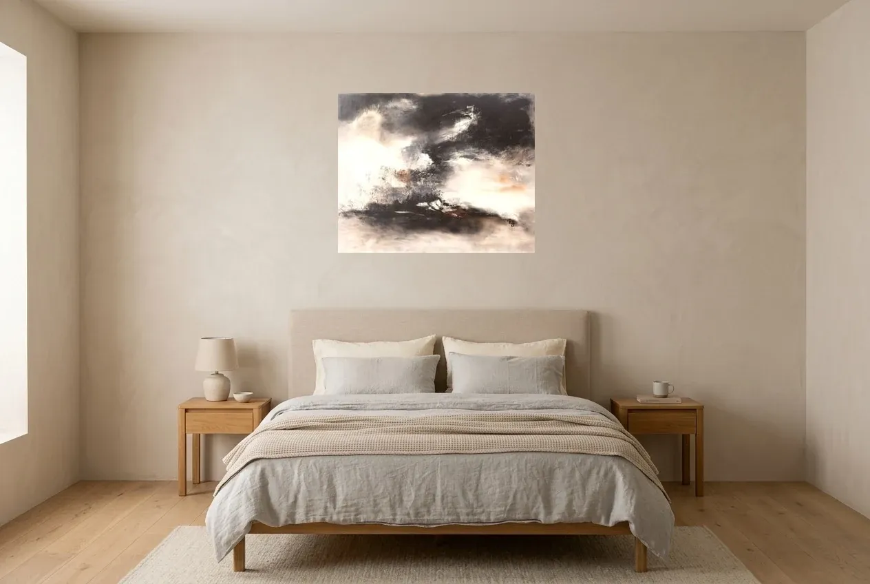 Tableau Abstrait Noir 71 “Ombre Portée”, peinture originale à l'huile par Régine Gardan, 80 × 65 cm, tableau noir accroché dans une chambre
