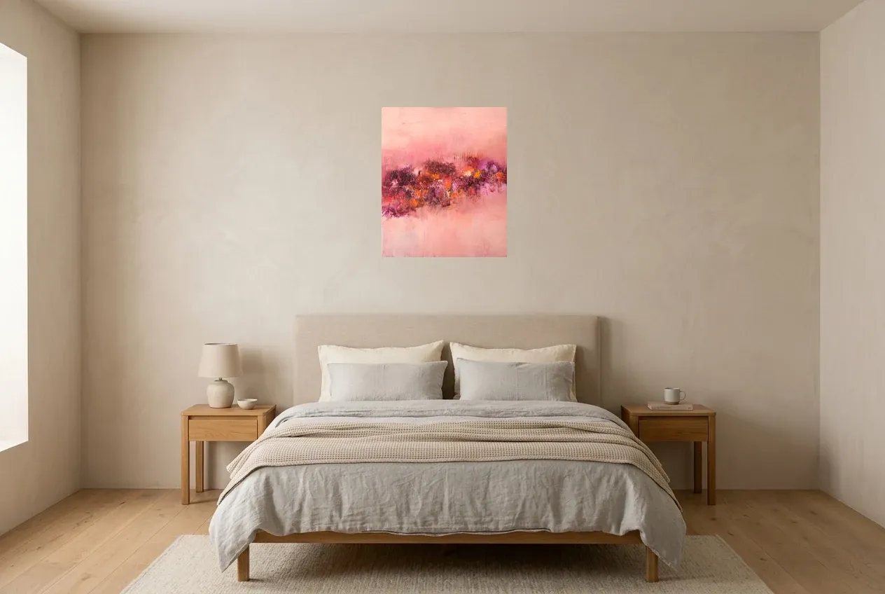 Tableau Abstrait Rose 11 “Fleurs de Rose”, peinture originale à l'huile par Régine Gardan, 50 × 60 cm, tableau rose accroché dans une chambre