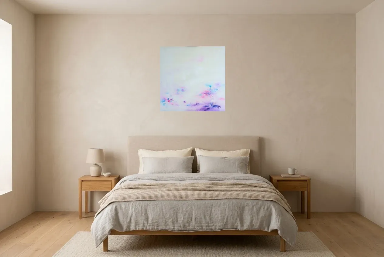 Tableau Abstrait Rose 143 “Mami”, peinture originale à l'huile par Régine Gardan, 60 × 60 cm, tableau rose accroché dans une chambre