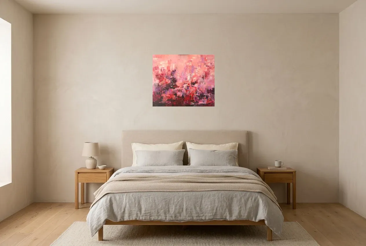 Tableau Abstrait Rose 39 “Développement”, peinture originale à l'huile par Régine Gardan, 60 × 50 cm, tableau rose accroché dans une chambre