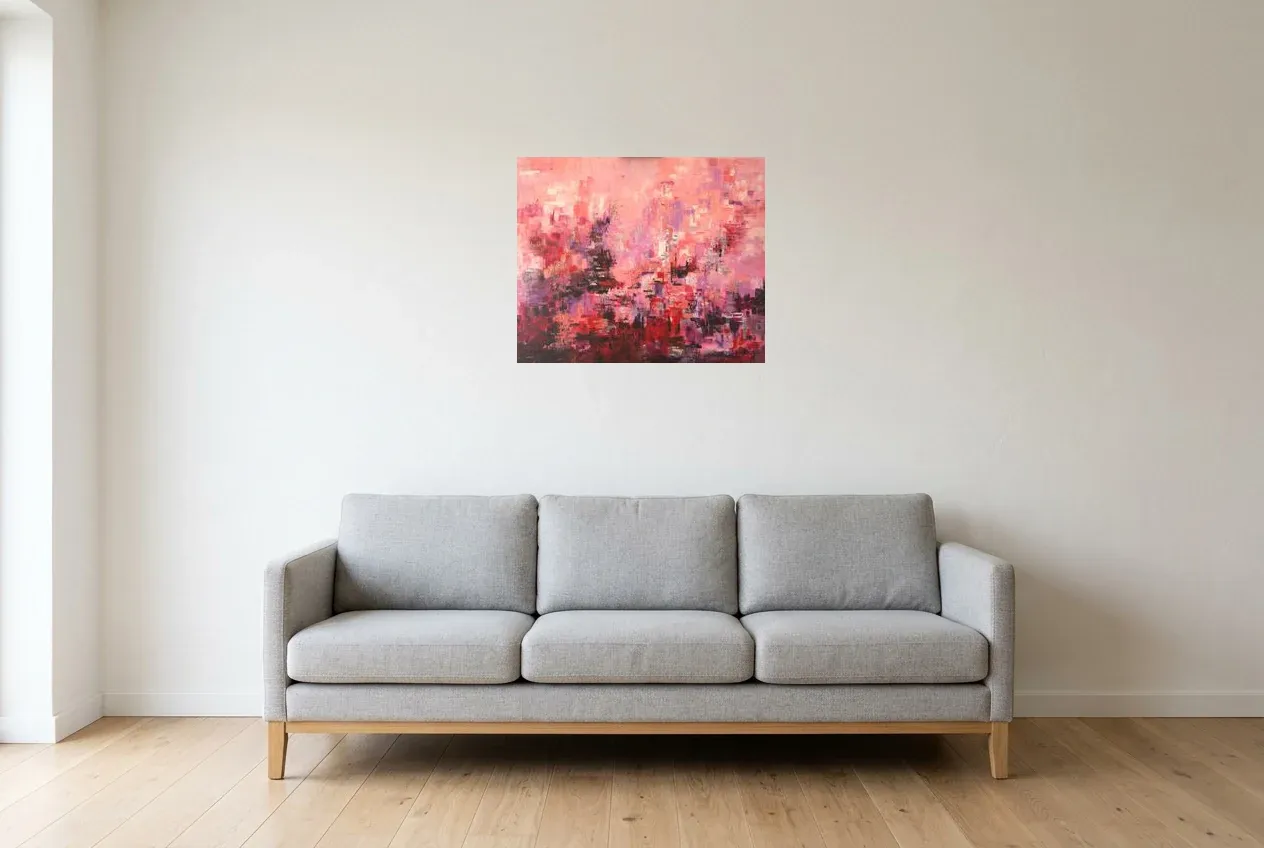 Tableau Abstrait Rose 39 “Développement”, peinture originale à l'huile par Régine Gardan, 60 × 50 cm, tableau rose accroché dans un salon