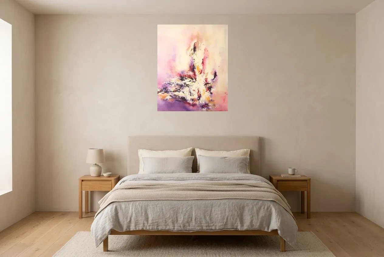 Tableau Abstrait Rose 49 “Feu Blanc”, peinture originale à l'huile par Régine Gardan, 65 × 80 cm, tableau rose accroché dans une chambre