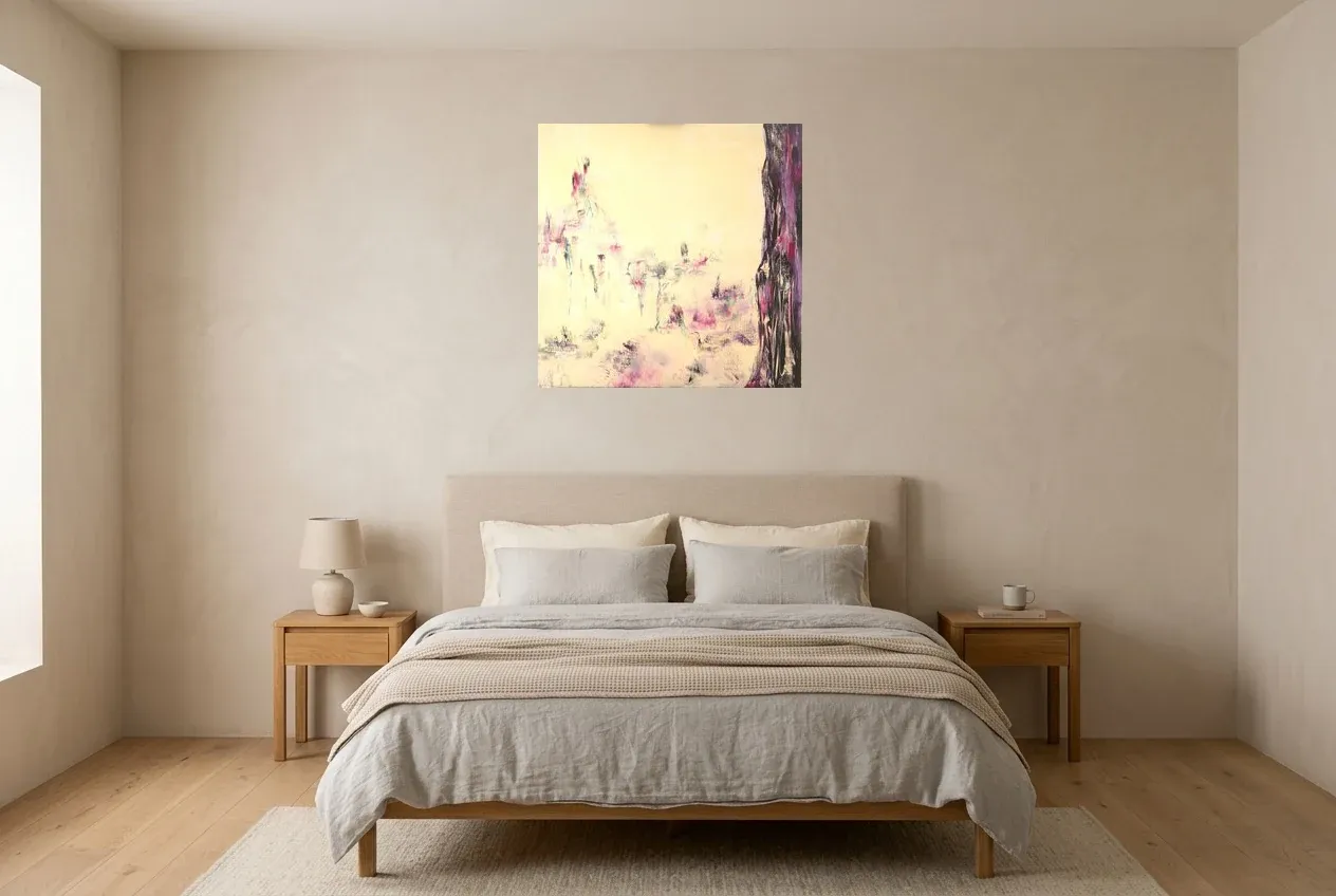 Tableau Abstrait Rose 58 “Prairie Enchantée”, peinture originale à l'huile par Régine Gardan, 70 × 70 cm, tableau rose accroché dans une chambre