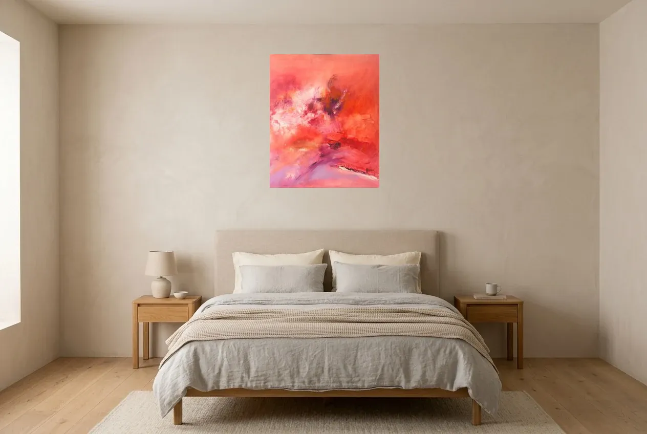 Tableau Abstrait Rose 63 “Soulagement”, peinture originale à l'huile par Régine Gardan, 60 × 73 cm, tableau rose accroché dans une chambre