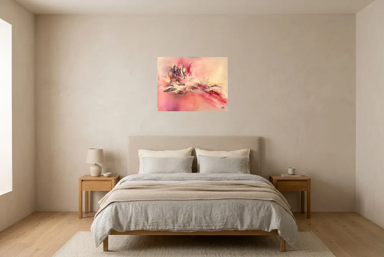 Tableau Abstrait Rose 77 “Vol d’Oiseau”, peinture originale à l'huile par Régine Gardan, 65 × 50 cm, tableau rose accroché dans une chambre