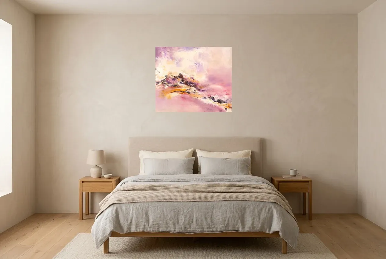 Tableau Abstrait Rose 88 “Ascension”, peinture originale à l'huile par Régine Gardan, 70 × 60 cm, tableau rose accroché dans une chambre