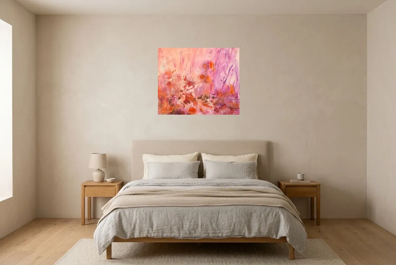 Tableau Abstrait Rose 89 “Lys Orangé”, peinture originale à l'huile par Régine Gardan, 73 × 60 cm, tableau rose accroché dans une chambre