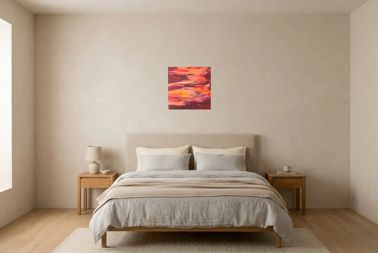 Tableau Abstrait Rouge 101 “Caverne”, peinture originale à l'huile par Régine Gardan, 40 × 40 cm, tableau rouge accroché dans une chambre
