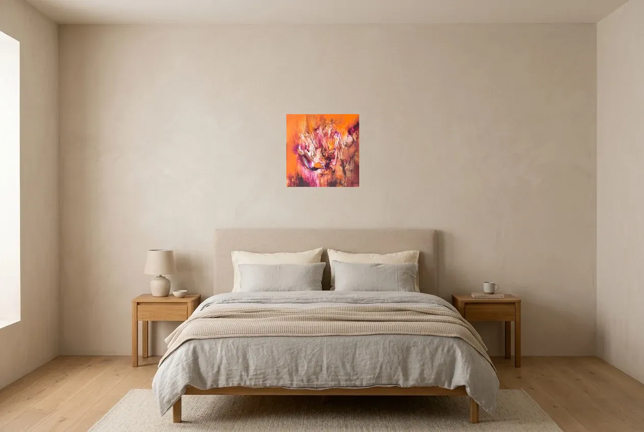 Tableau Abstrait Rouge 103 “Chrysalide”, peinture originale à l'huile par Régine Gardan, 40 × 40 cm, tableau rouge accroché dans une chambre