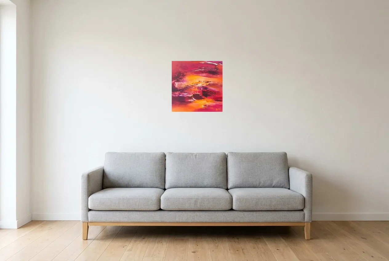 Tableau Abstrait Rouge 104 “Magma”, peinture originale à l'huile par Régine Gardan, 40 × 40 cm, tableau rouge accroché dans un salon
