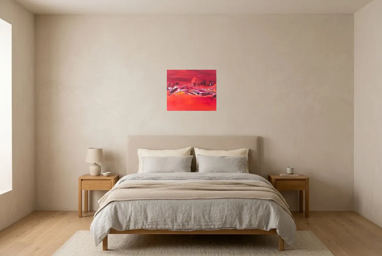 Tableau Abstrait Rouge 105 “Dauphin”, peinture originale à l'huile par Régine Gardan, 46 × 38 cm, tableau rouge accroché dans une chambre