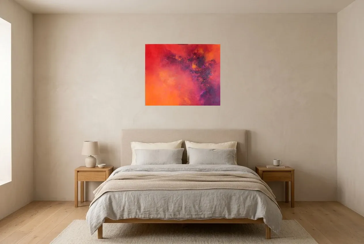 Tableau Abstrait Rouge 125 “Ultraviolet”, peinture originale à l'huile par Régine Gardan, 73 × 60 cm, tableau rouge accroché dans une chambre