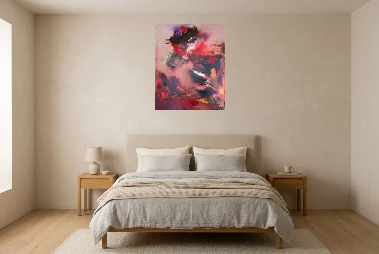Tableau Abstrait Rouge 144 “Passion”, peinture originale à l'huile par Régine Gardan, 65 × 80 cm, tableau rouge accroché dans une chambre