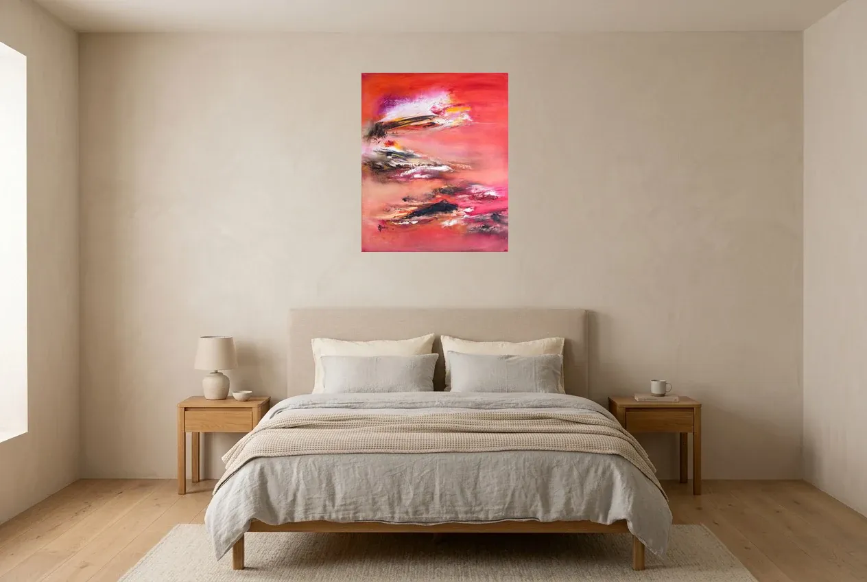 Tableau Abstrait Rouge 152 “Pays Du Soleil Levant”, peinture originale à l'huile par Régine Gardan, 60 × 73 cm, tableau rouge accroché dans une chambre