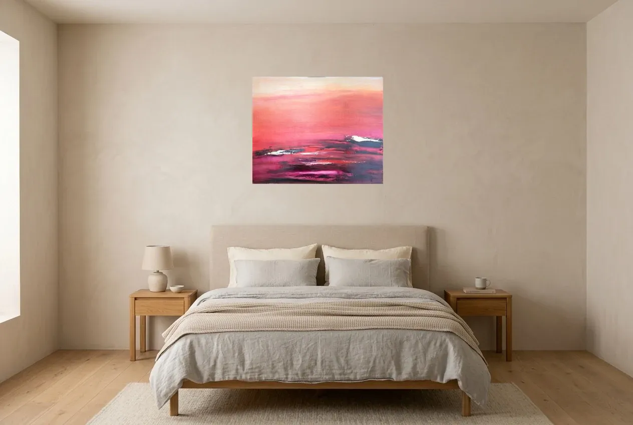 Tableau Abstrait Rouge 154 “Atmosphère”, peinture originale à l'huile par Régine Gardan, 73 × 60 cm, tableau rouge accroché dans une chambre