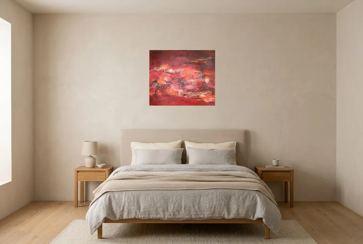 Tableau Abstrait Rouge 161 “Ébullition”, peinture originale à l'huile par Régine Gardan, 64 × 54 cm, tableau rouge accroché dans une chambre