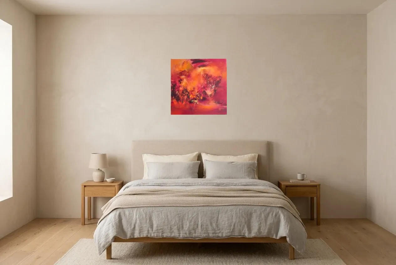 Tableau Abstrait Rouge 209 “Coquelicot”, peinture originale à l'huile par Régine Gardan, 50 × 50 cm, tableau rouge accroché dans une chambre