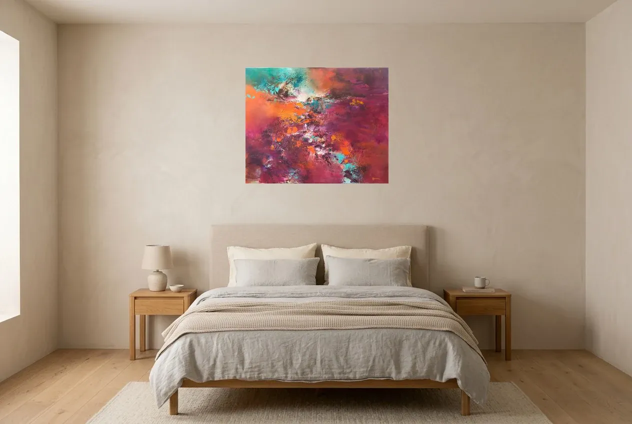 Tableau Abstrait Rouge 27 “Plénitude”, peinture originale à l'huile par Régine Gardan, 80 × 65 cm, tableau rouge accroché dans une chambre