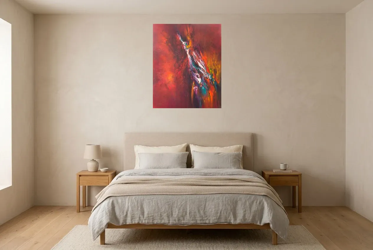 Tableau Abstrait Rouge 28 “Faille”, peinture originale à l'huile par Régine Gardan, 65 × 80 cm, tableau rouge accroché dans une chambre