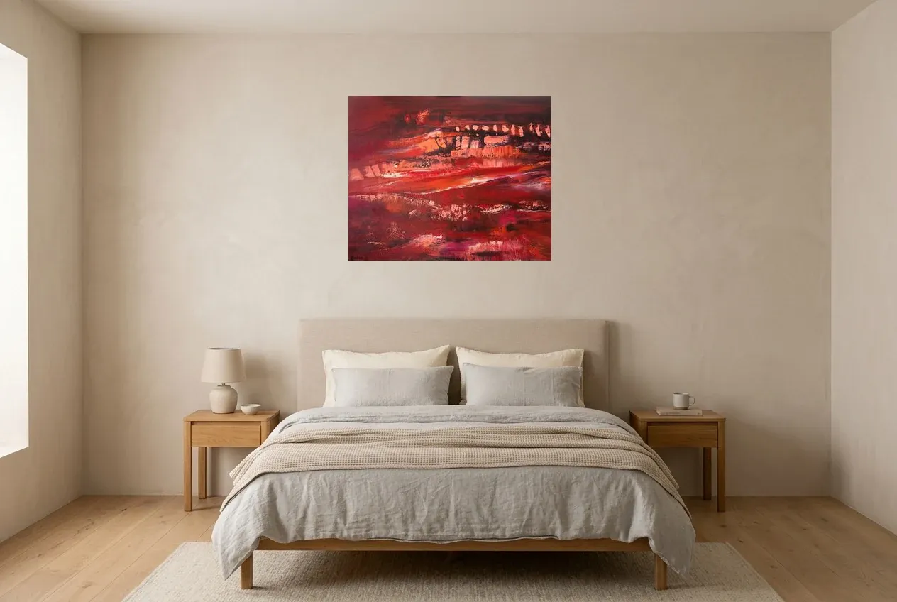 Tableau Abstrait Rouge 29 “Caverne”, peinture originale à l'huile par Régine Gardan, 80 × 65 cm, tableau rouge accroché dans une chambre