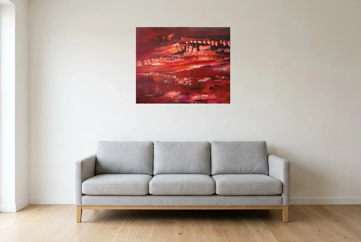 Tableau Abstrait Rouge 29 “Caverne”, peinture originale à l'huile par Régine Gardan, 80 × 65 cm, tableau rouge accroché dans un salon