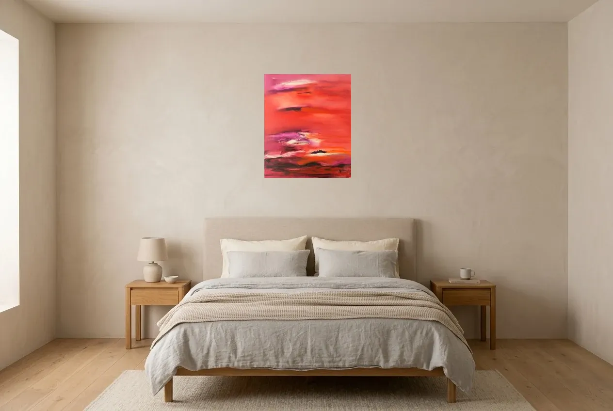 Tableau Abstrait Rouge 85 “Crépuscule”, peinture originale à l'huile par Régine Gardan, 50 × 60 cm, tableau rouge accroché dans une chambre