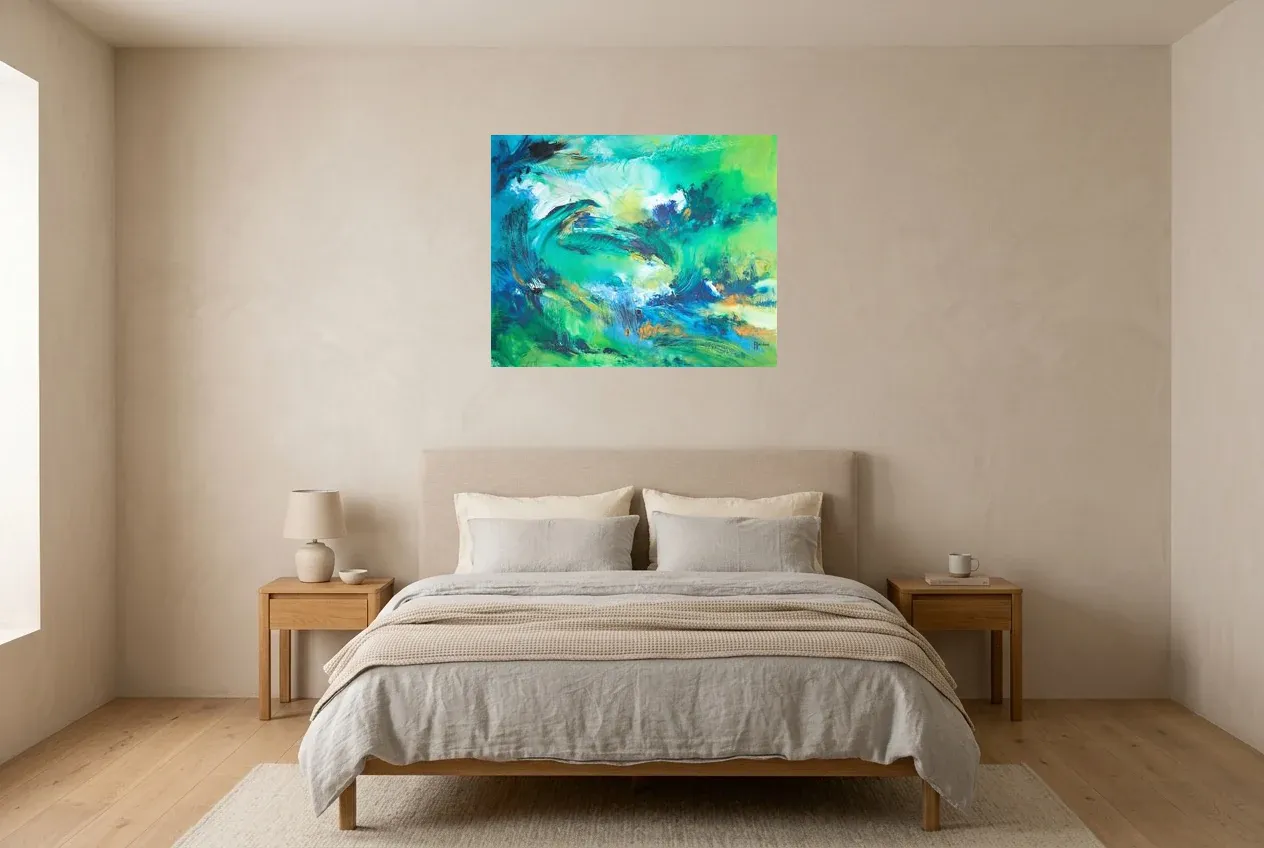 Tableau Abstrait Vert 123 “Nature”, peinture originale à l'huile par Régine Gardan, 80 × 65 cm, tableau vert accroché dans une chambre