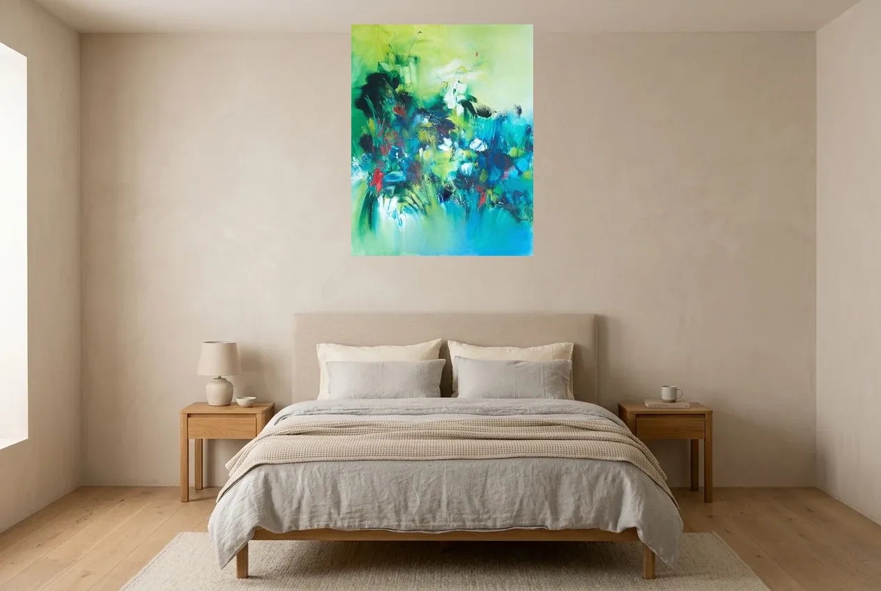 Tableau Abstrait Vert 124 “Fraicheur”, peinture originale à l'huile par Régine Gardan, 73 × 93 cm, tableau vert accroché dans une chambre