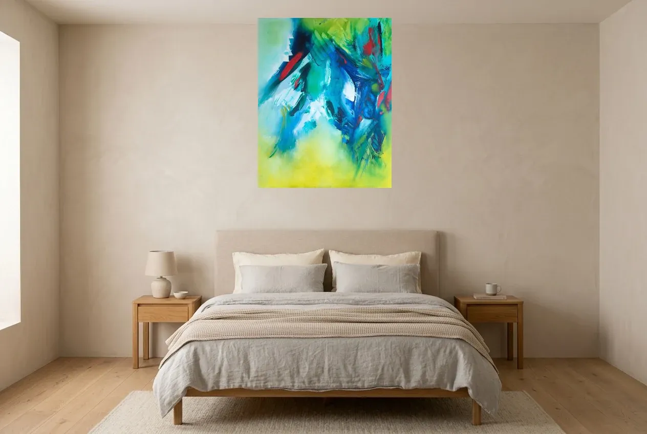 Tableau Abstrait Vert 134 “Électricité Végétal”, peinture originale à l'huile par Régine Gardan, 73 × 93 cm, tableau vert accroché dans une chambre