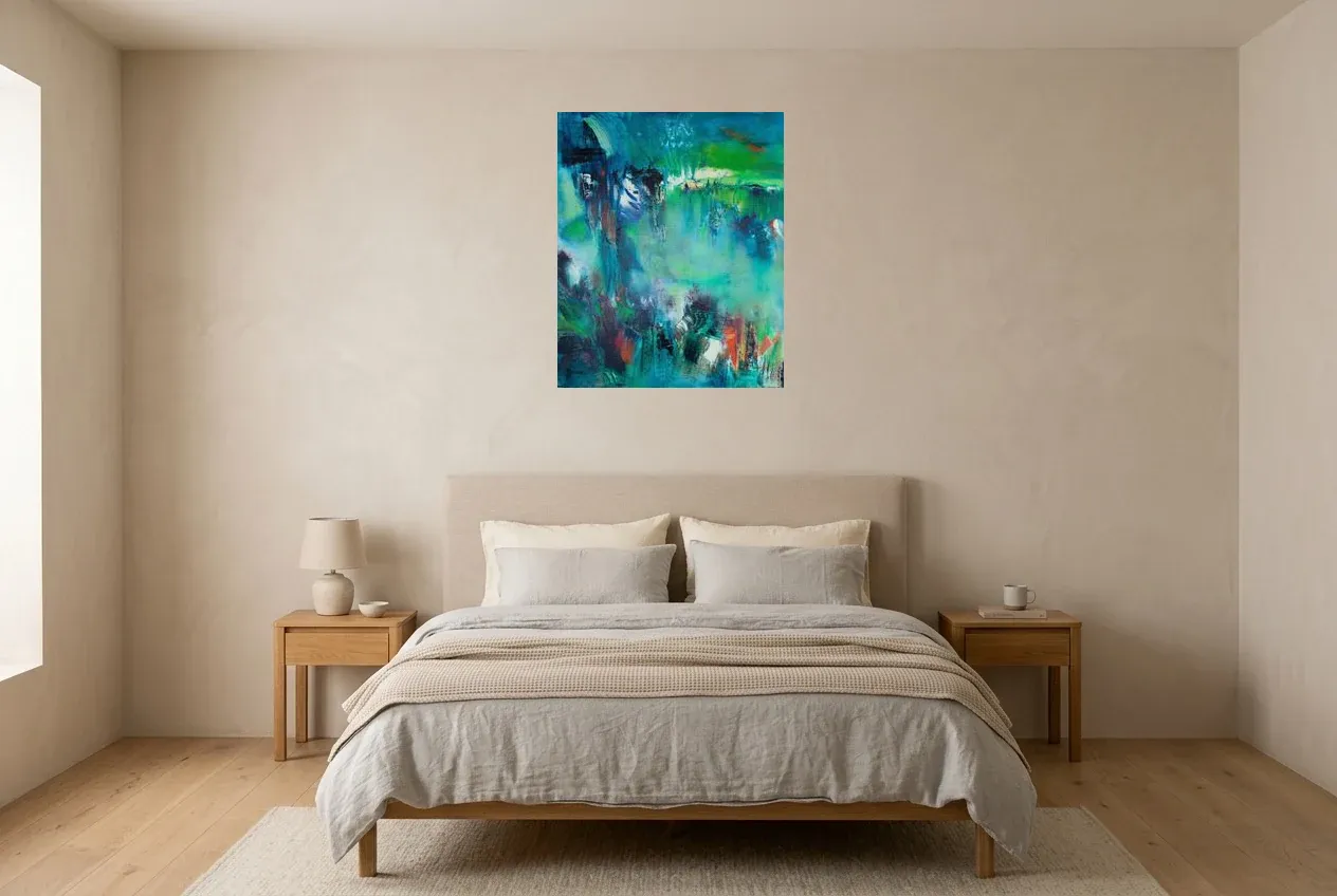 Tableau Abstrait Vert 136 “Lac De Jungle”, peinture originale à l'huile par Régine Gardan, 60 × 73 cm, tableau vert accroché dans une chambre