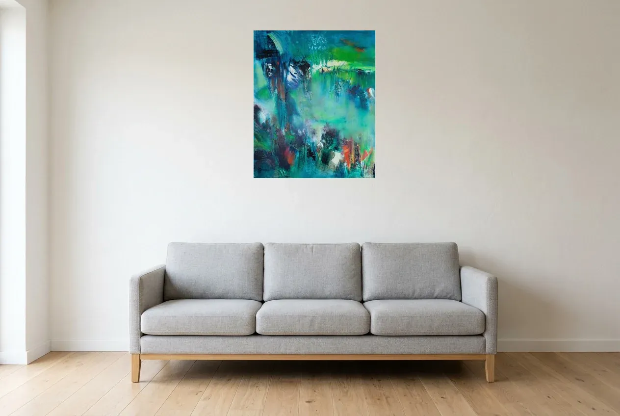 Tableau Abstrait Vert 136 “Lac De Jungle”, peinture originale à l'huile par Régine Gardan, 60 × 73 cm, tableau vert accroché dans un salon