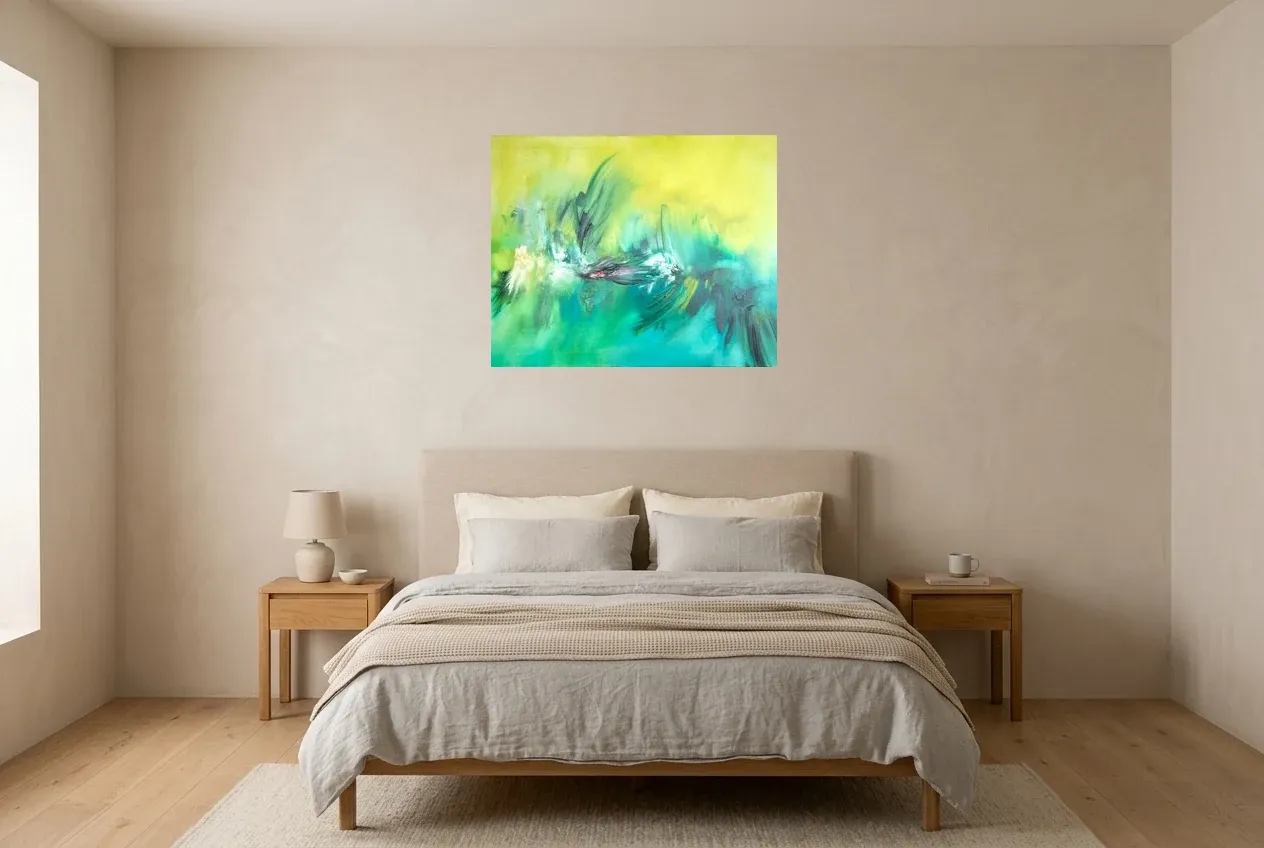 Tableau Abstrait Vert 193 “Chevaux”, peinture originale à l'huile par Régine Gardan, 80 × 65 cm, tableau vert accroché dans une chambre