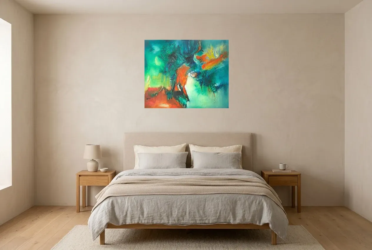 Tableau Abstrait Vert 31 “Destinée”, peinture originale à l'huile par Régine Gardan, 80 × 65 cm, tableau vert accroché dans une chambre