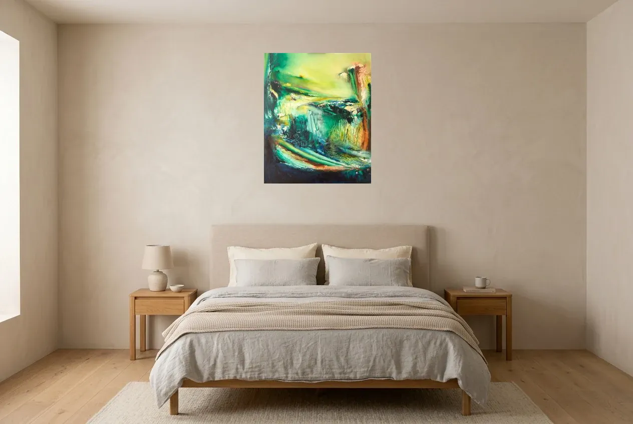 Tableau Abstrait Vert 45 “Jungle”, peinture originale à l'huile par Régine Gardan, 60 × 73 cm, tableau vert accroché dans une chambre