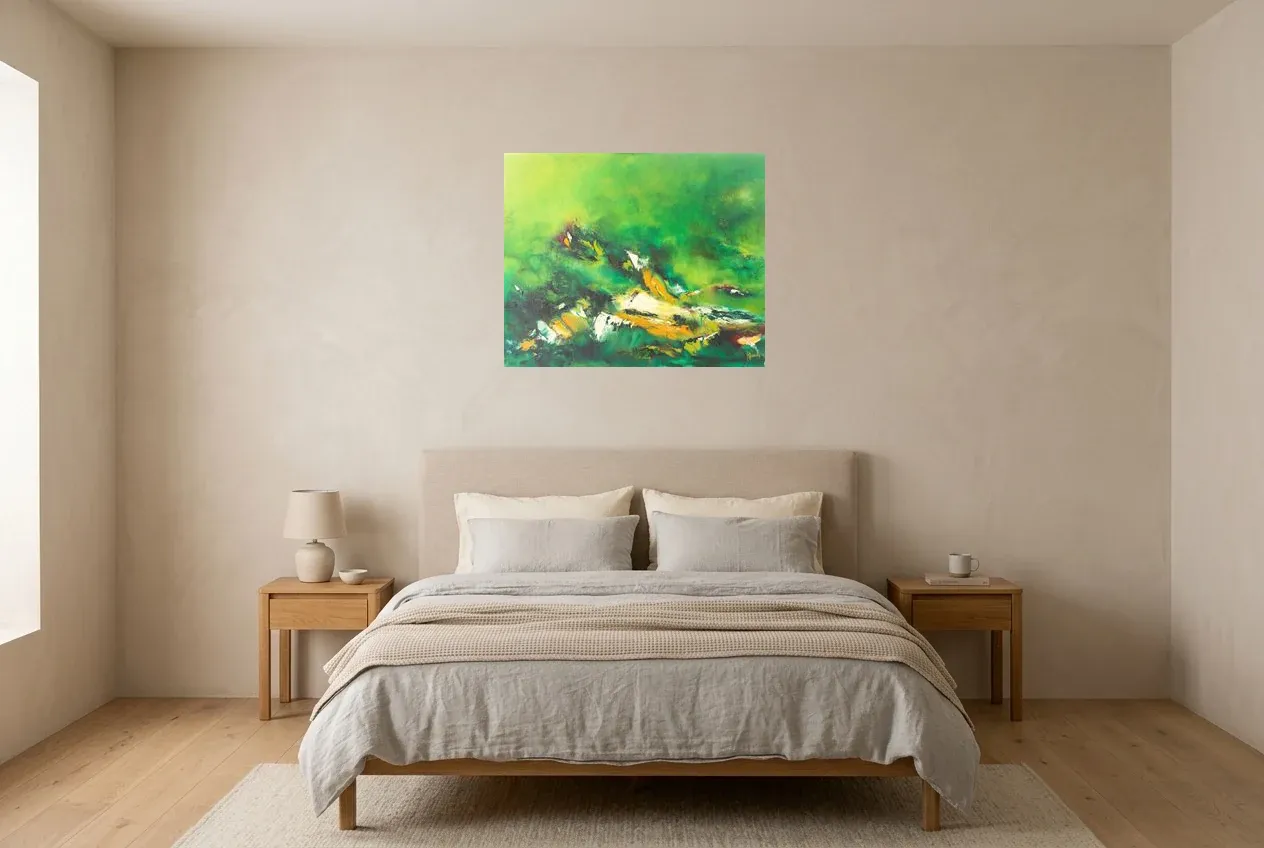 Tableau Abstrait Vert 64 “Plénitude”, peinture originale à l'huile par Régine Gardan, 73 × 60 cm, tableau vert accroché dans une chambre