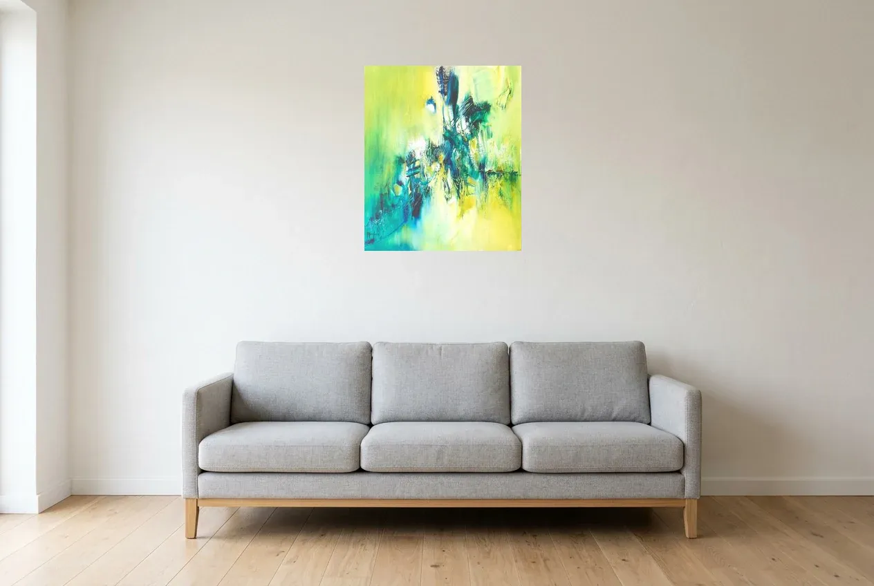 Tableau Abstrait Vert 68 “Évasion”, peinture originale à l'huile par Régine Gardan, 55 × 65 cm, tableau vert accroché dans un salon