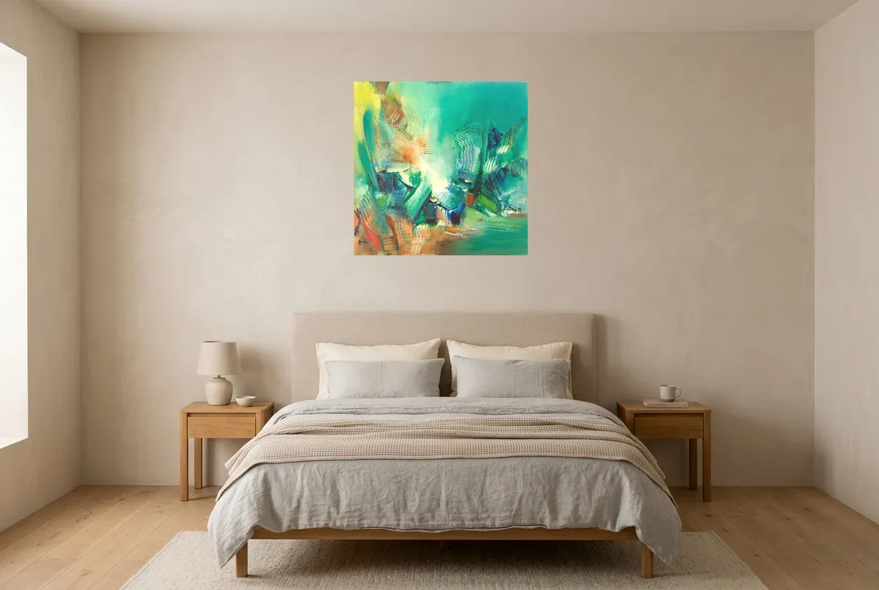 Tableau Abstrait Vert 79 “Vibration”, peinture originale à l'huile par Régine Gardan, 70 × 70 cm, tableau vert accroché dans une chambre